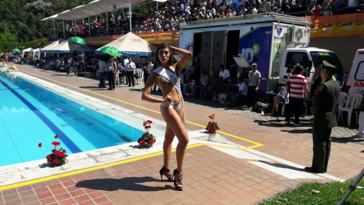 Desfile en traje de baño con las candidatas al Reinado Internacional del Café