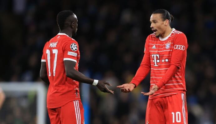 Sadio Mané y Leroy Sané discuten durante el partido entre Bayern Munich y Manchester City por la Champions League (Photo by Simon Stacpoole/Offside/Offside via Getty Images)