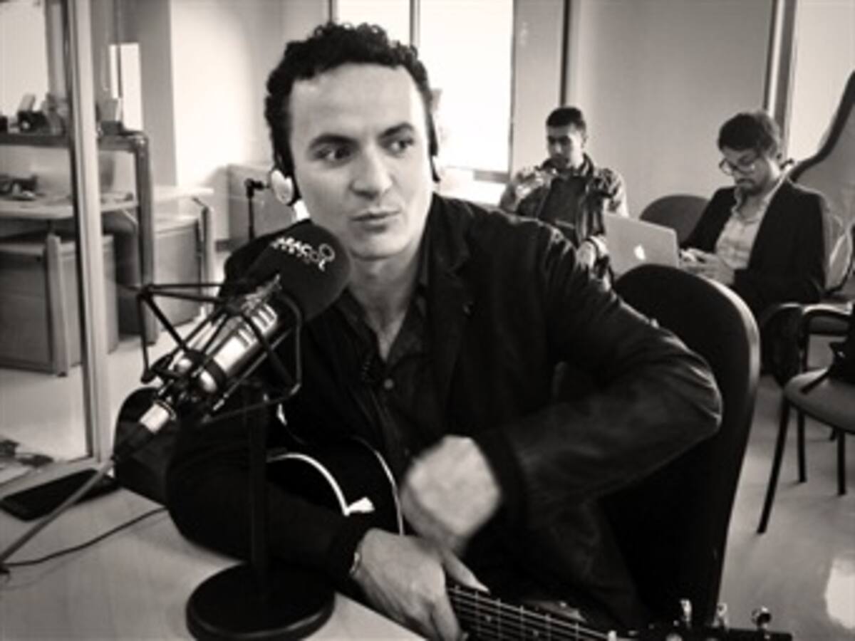 Fonseca interpreta canción inédita en Caracol Radio.