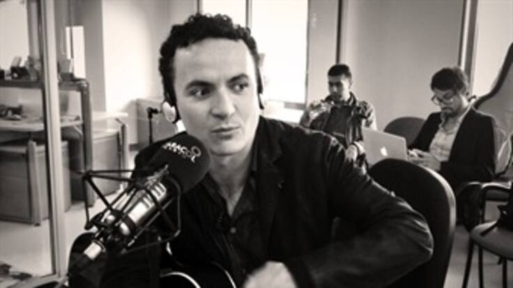 Fonseca interpreta canción inédita en Caracol Radio.