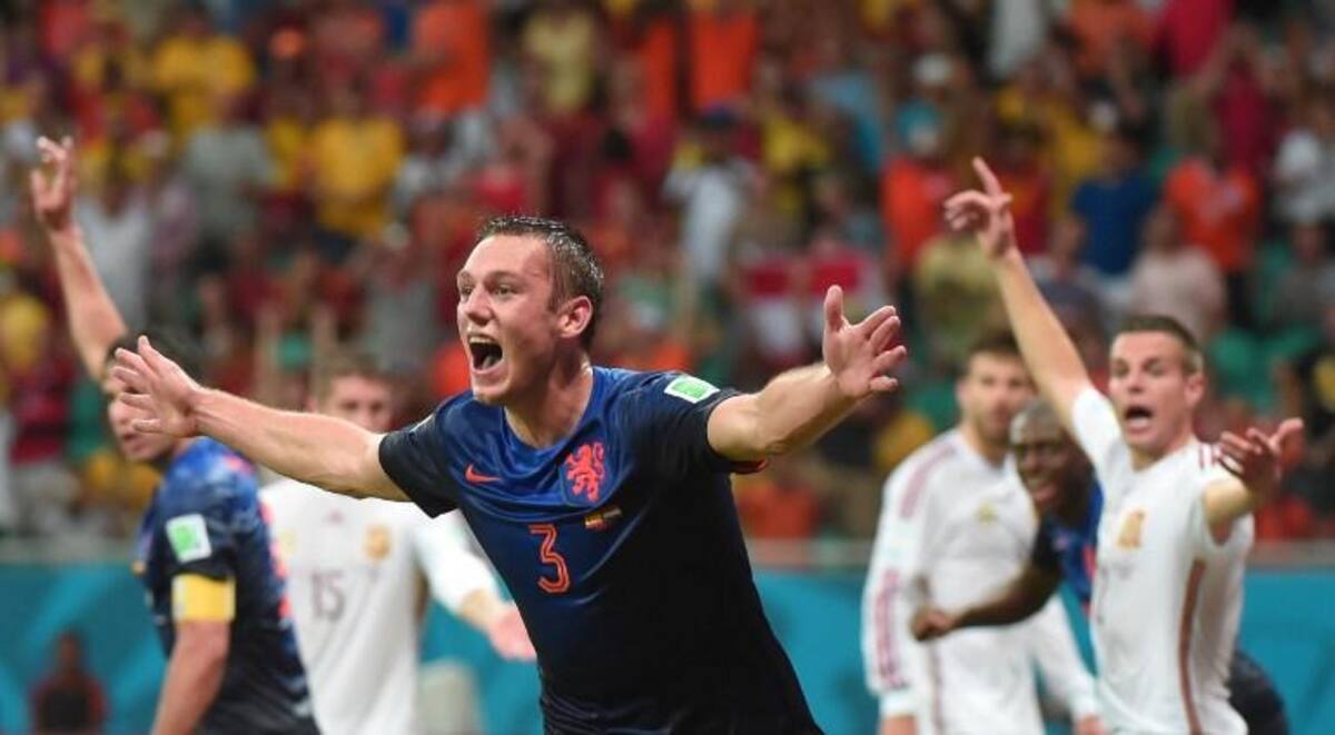 Xabi Alonso marcó desde el punto penal y puso a ganar a España. Van Persie marcó dos para Holanda, Robben también anotó doblete y De Vrij puso su cuota.
