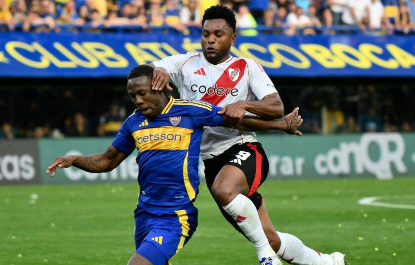 Luis Advincula de Boca Juniors y Miguel Borja de River Plate / Getty Images