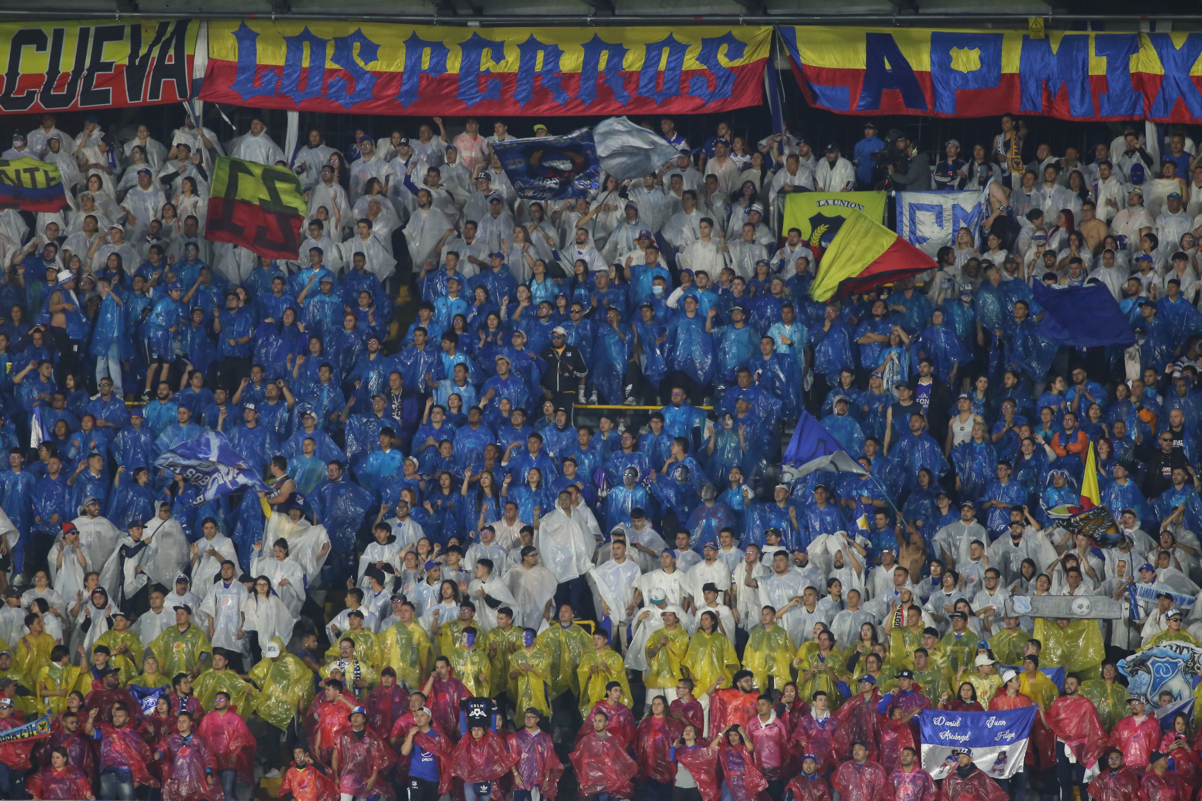 Hinchas de Millonarios durante la final de la Liga ante Nacional. (Photo by Daniel Garzon Herazo/NurPhoto via Getty Images)