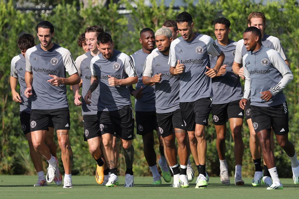 Lionel Messi y Sergio Busquets en su primer entrenamiento con el Inter Miami. (Foto: Megan Briggs/Getty Images)