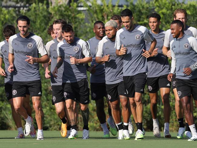 Lionel Messi y Sergio Busquets en su primer entrenamiento con el Inter Miami. (Foto: Megan Briggs/Getty Images)