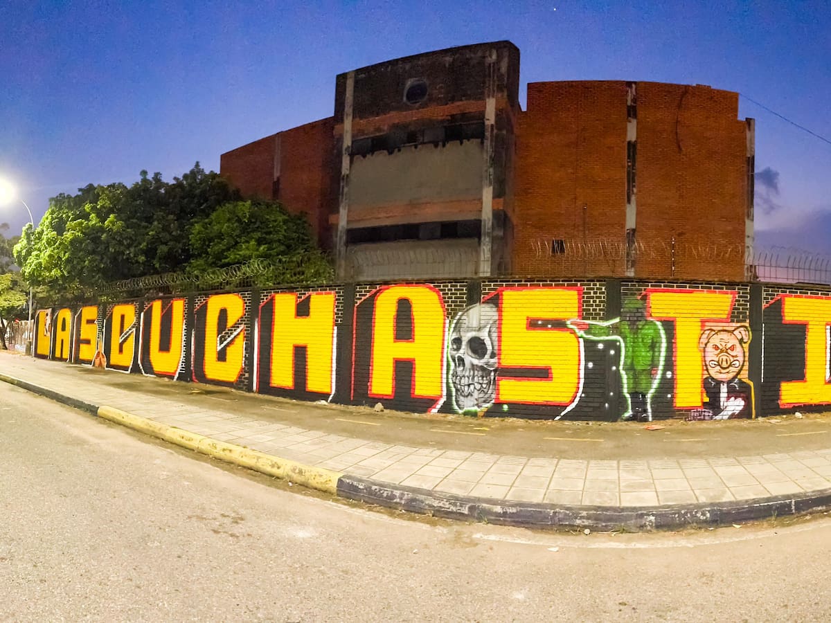 Otro mural de ‘Las Cuchas Tienen Razón’ en Santander: apareció en la fachada de un colegio