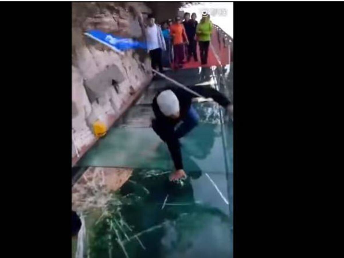 Pánico en las alturas cuando se quiebra puente de cristal