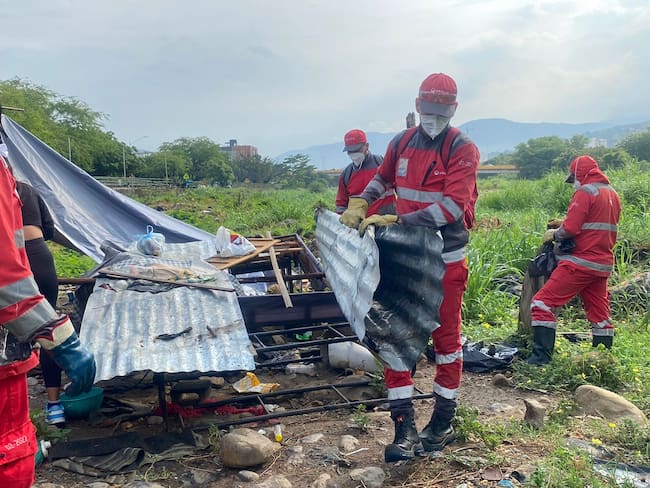 Destruyen cambuches de habitantes de calle en ladera del río Pamplonita. Foto: Veolia.
