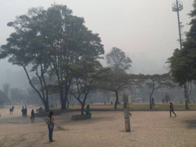 Evacuación masiva de colegios, universidades, jardines y entidades oficiales por incendio forestal