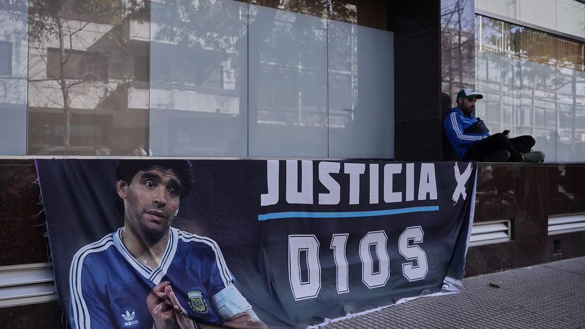 Aplazan juicio por muerte de Maradona para verificar registros médicos