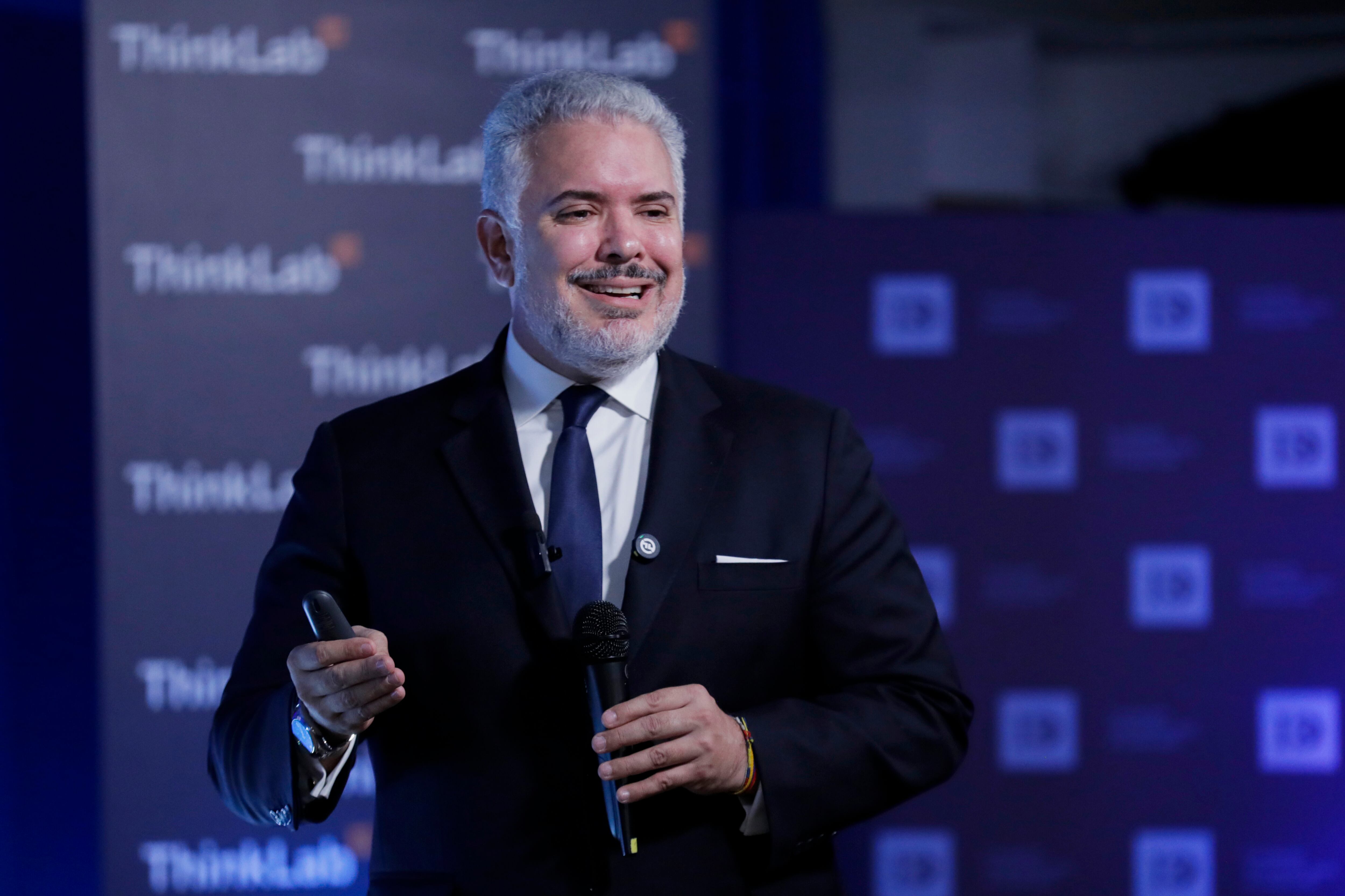 AME396. BOGOTÁ (COLOMBIA), 02/07/2025.- El expresidente colombiano Iván Duque habla durante la presentación de su libro 'Fuerza y verdad', este miércoles, en Bogotá (Colombia). Duque afirmó que la política se ha convertido un espectáculo y que las democracias están retrocediendo en el mundo, problemas que, en su opinión, se enfrentan con educación y acceso a información de calidad. EFE/ Carlos Ortega