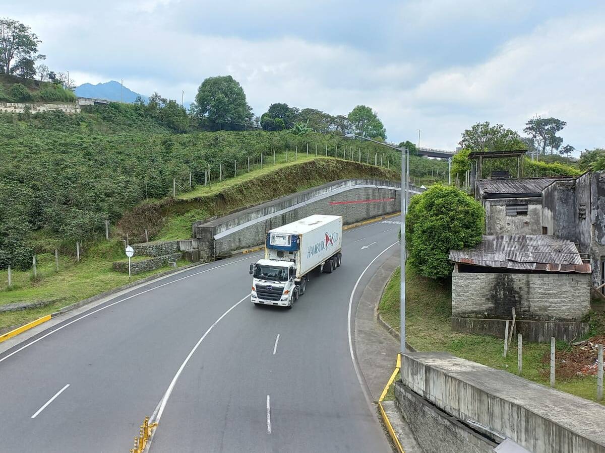 Transportadores de carga celebran anuncio de reducción en costo de peajes