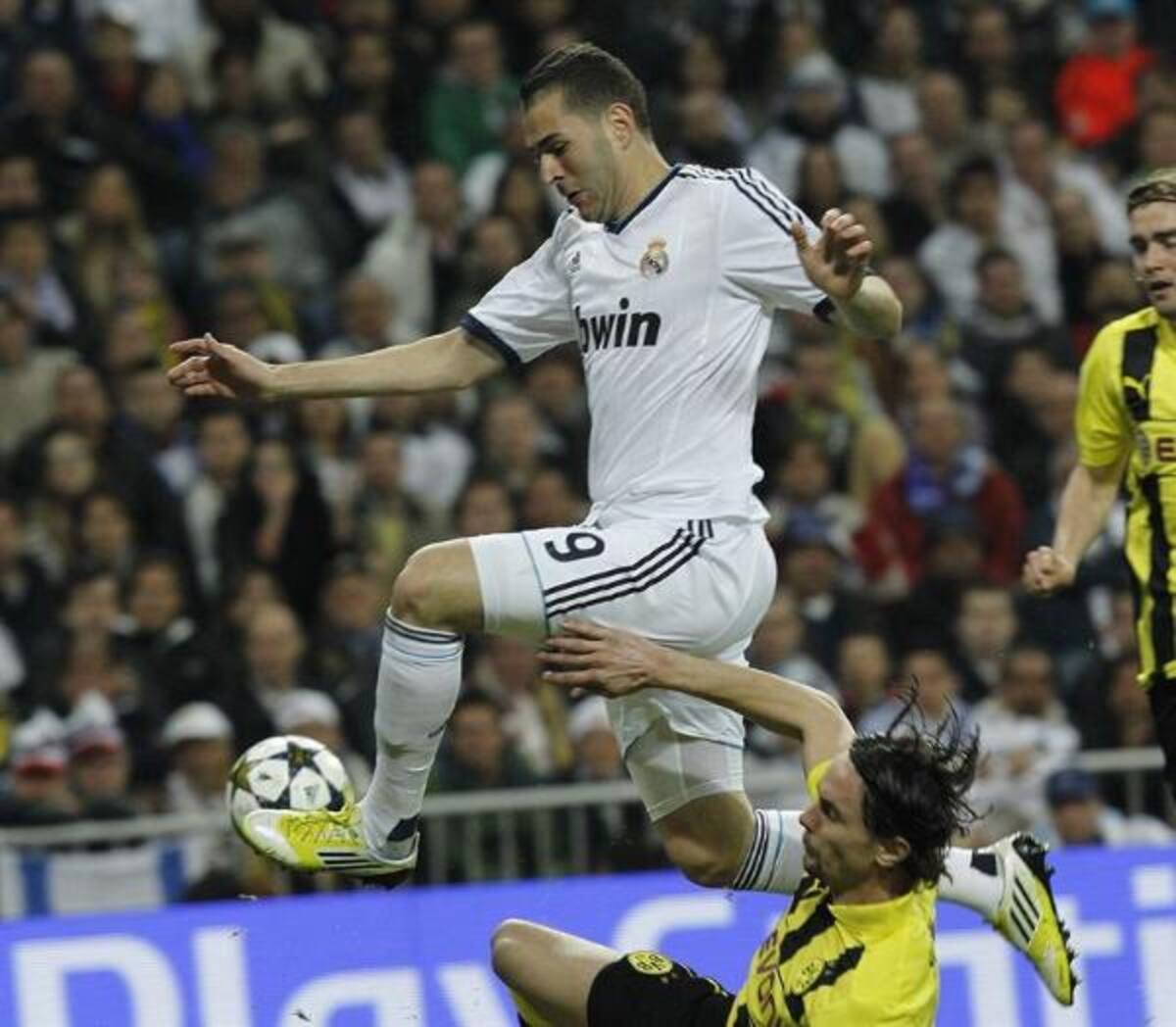 Benzema en acción durante el juego en Madrid.