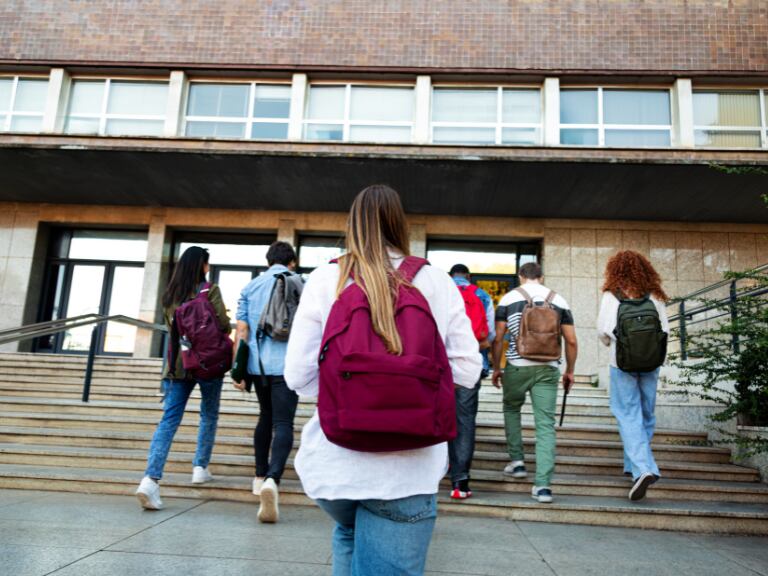 Primera estación de servicio cocreada con estudiantes universitarios /Getty Images