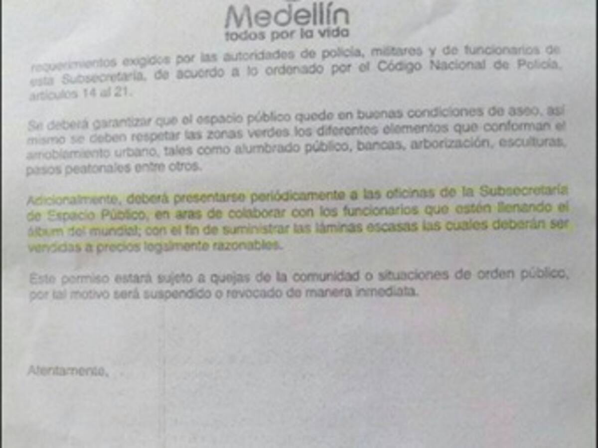 Funcionaria habría exigido láminas del Mundial a vendedora