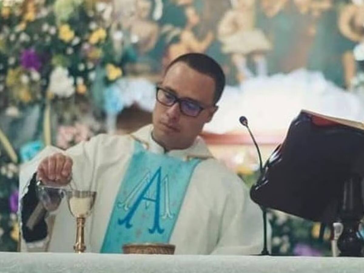 Padre del sacerdote encontrado muerto en Medellín: “Mi hijo me dijo que volvía a las 10”