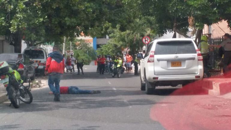 El cuerpo de prestamista quedó en la vía pública, después del ataque de los sicarios