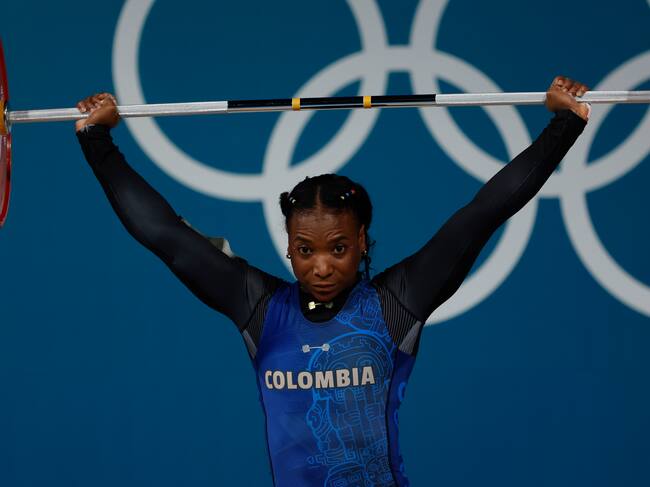Paris (France), 08/08/2024.- Yenny Alvarez of Colombia competes in the Women 59kg Snatch of the Weightlifting competitions in the Paris 2024 Olympic Games, at the South Paris Arena in Paris, France, 08 August 2024. (Francia) EFE/EPA/MAST IRHAM