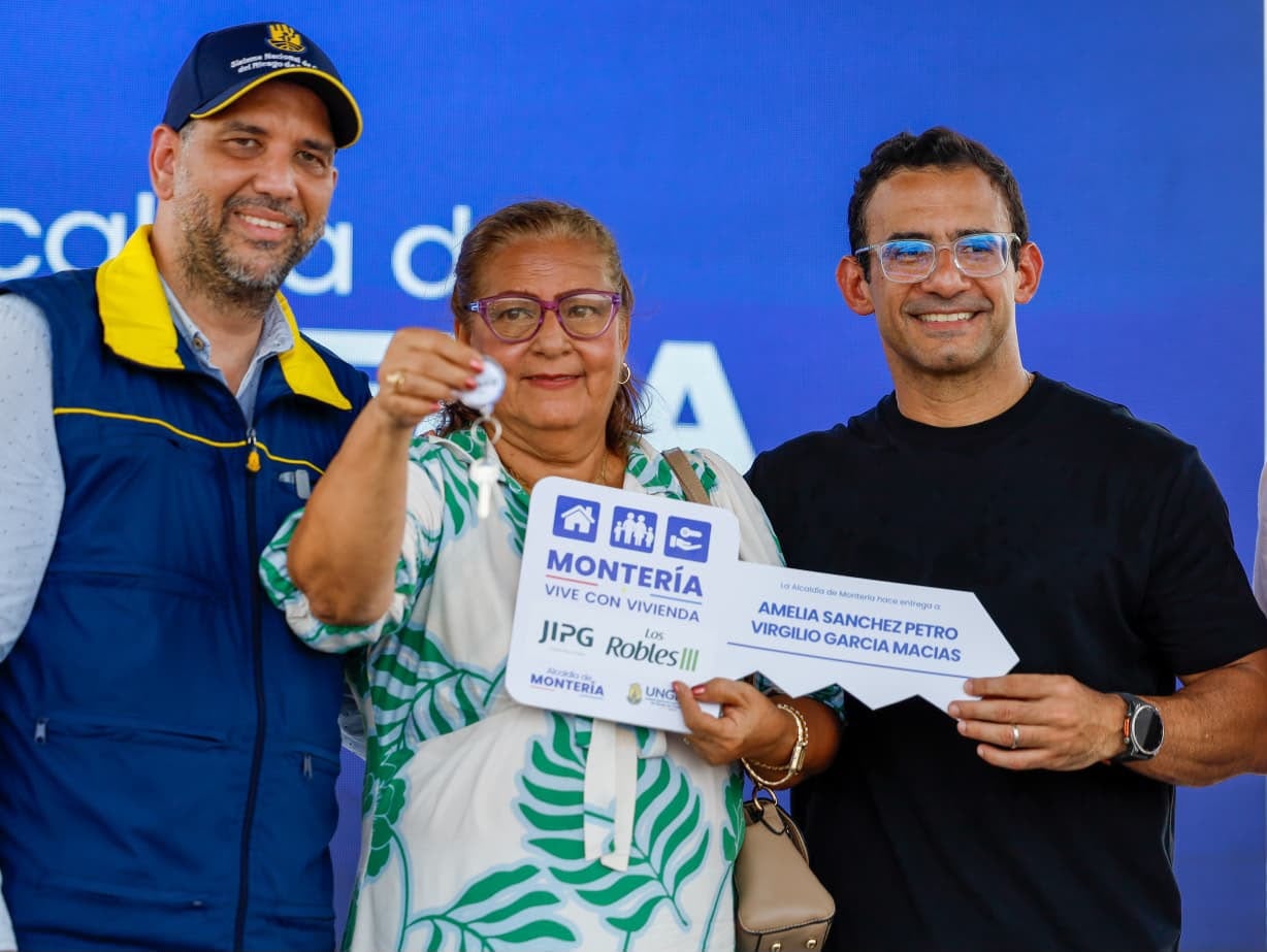 "El río no volverá a tocar su puerta": alcalde de Montería tras entrega de viviendas a 43 familias. Foto: prensa Alcaldía de Montería.