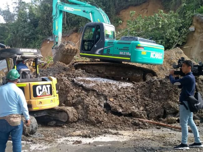 Deslizamiento de tierra tapa una de las principales vías de Manizales