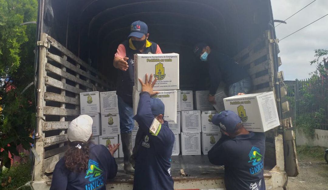 Entrega de kits de asistencia humanitaria