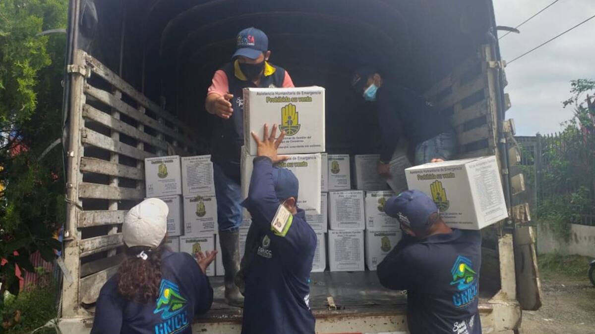 Entregan kits de asistencia humanitaria a familias afectadas en Guachaca
