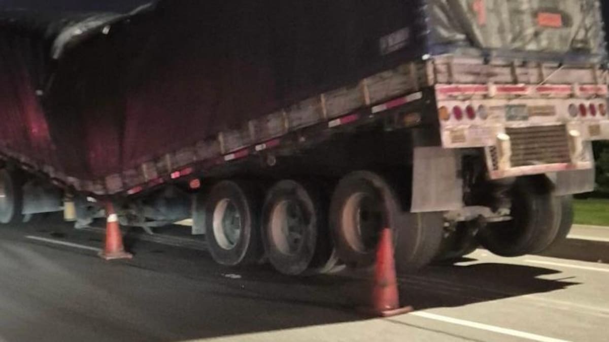 Tractocamión con material de Indumil quedo en medio de la autopista norte