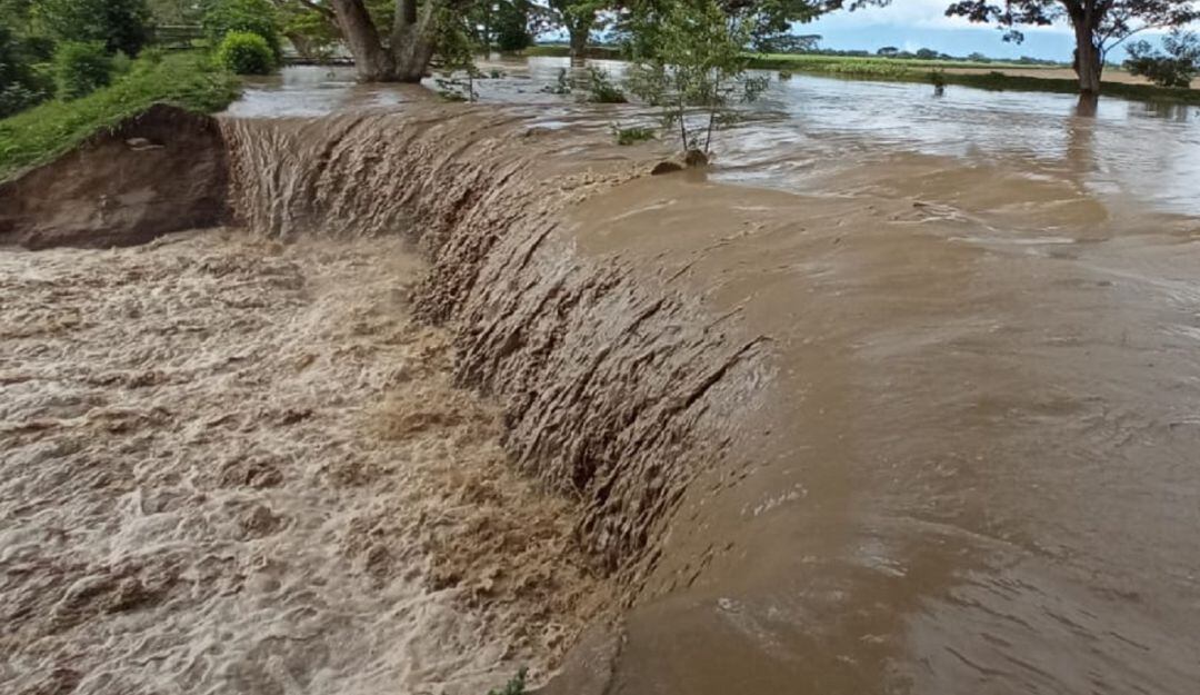Se presentó el rompimiento del Jarillón Río Frayle a la altura de la Hacienda Cantaclaro en el corregimiento de Caucaseco, en Palmira. 