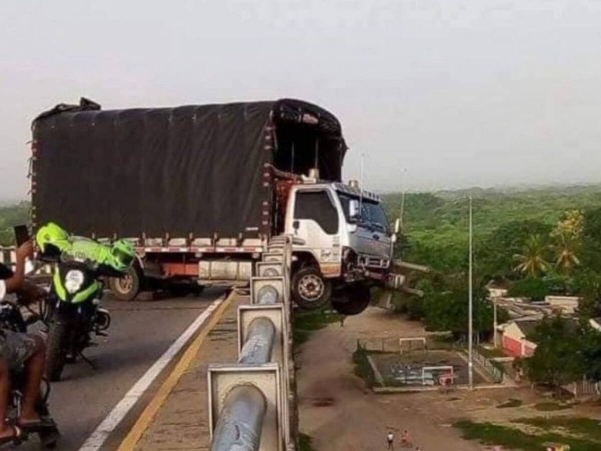 Camión por poco cae desde puente de Calamar- Bolívar