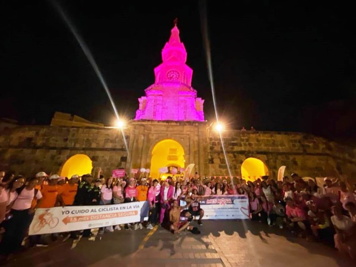 Torre del Reloj se ilumina de rosa como prevención del cáncer de mama