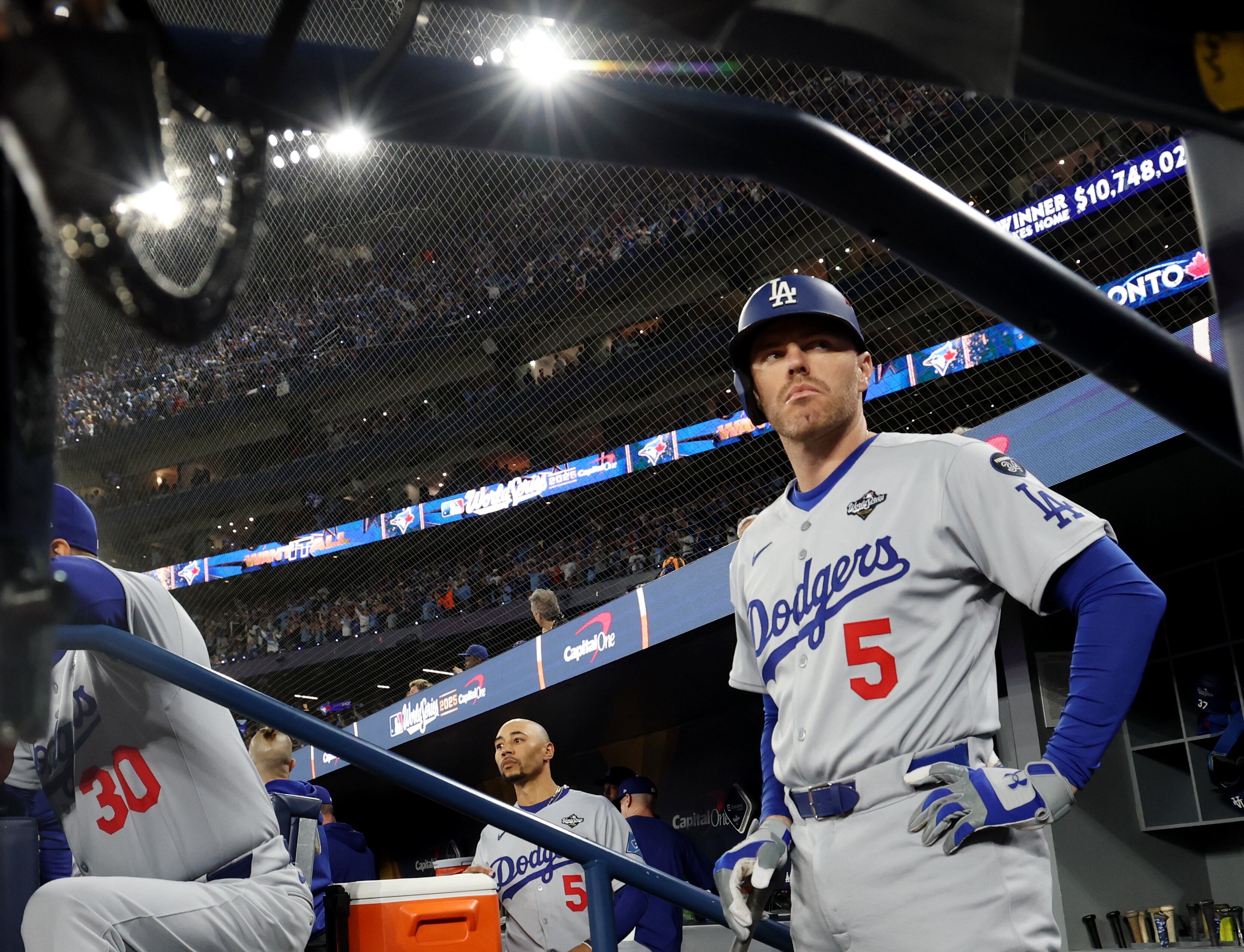 Toronto, Ontario, Friday, October 31, 2025 - Los Angeles Dodgers first Los Dodgers logran el milagro en Toronto y fuerzan el séptimo partido en definición de Serie Mundial. (Robert Gauthier/Los Angeles Times via Getty Images)