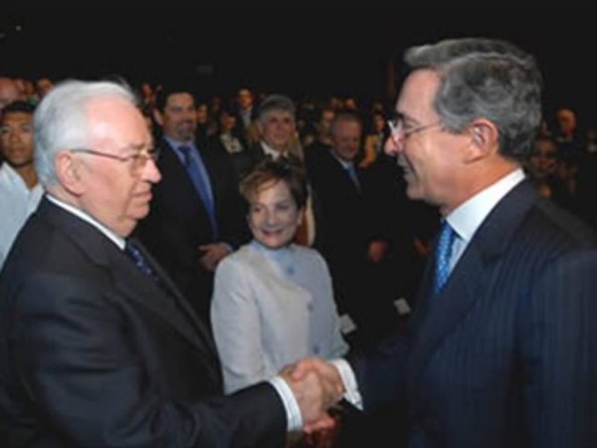 Expresidentes Uribe y Belisario participarán en conversatorio en Medellín
