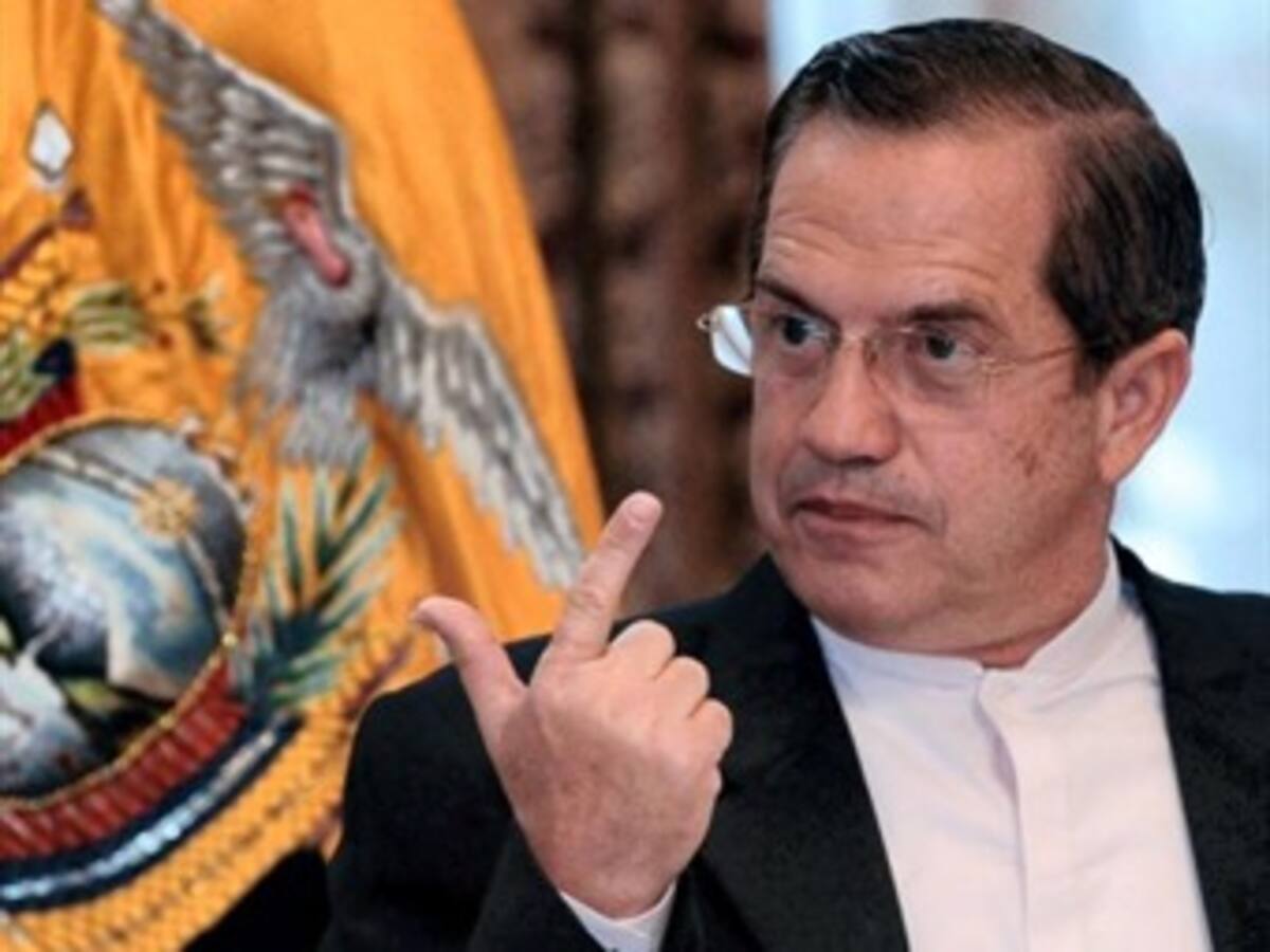 Canciller de Ecuador revela hallazgo de micrófono en la embajada en Londres