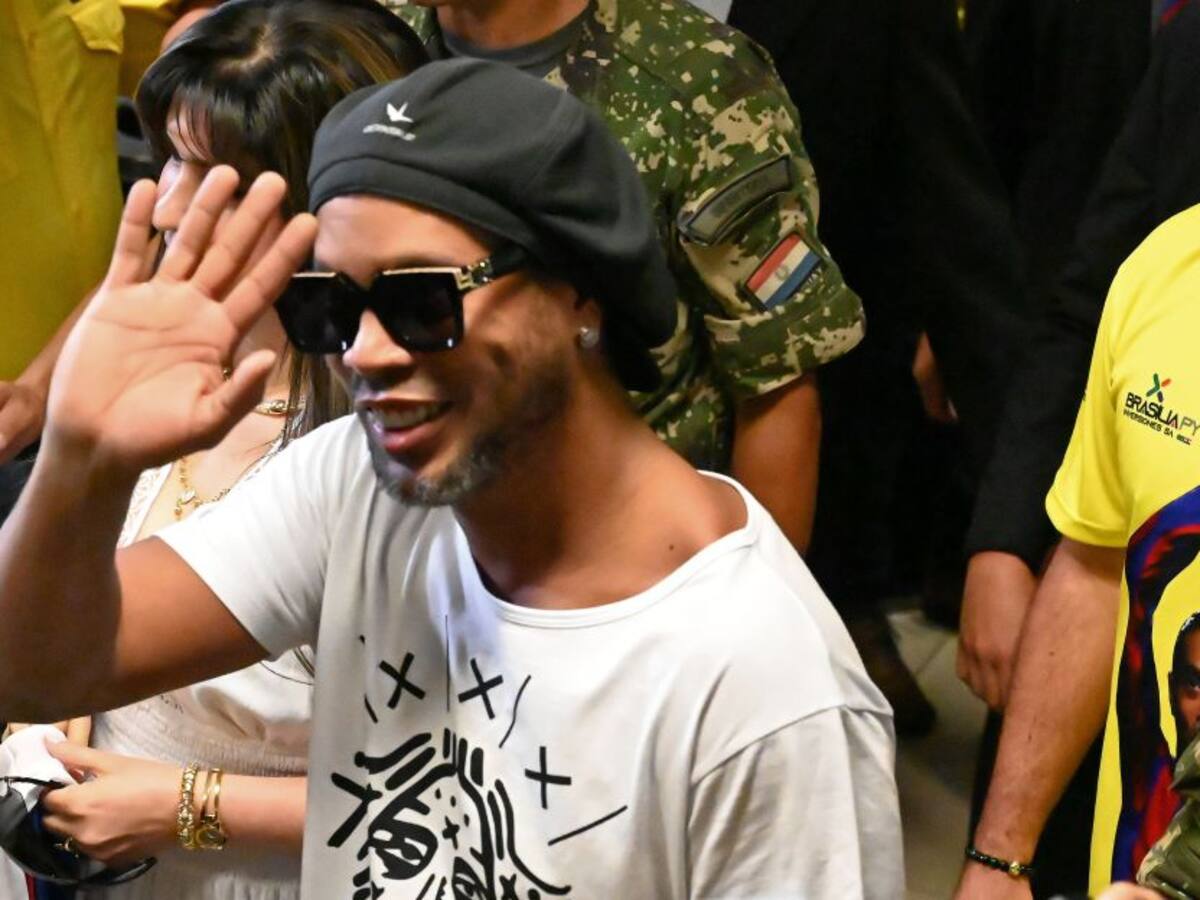 El saludo de Ronaldinho desde la cárcel junto a su nueva dupla de ataque