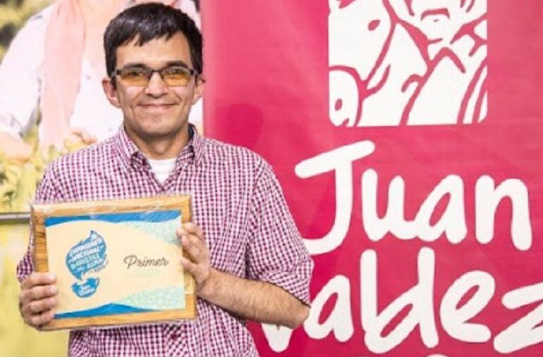 Giovanni, es querido y ayudado por sus compañeros de trabajo