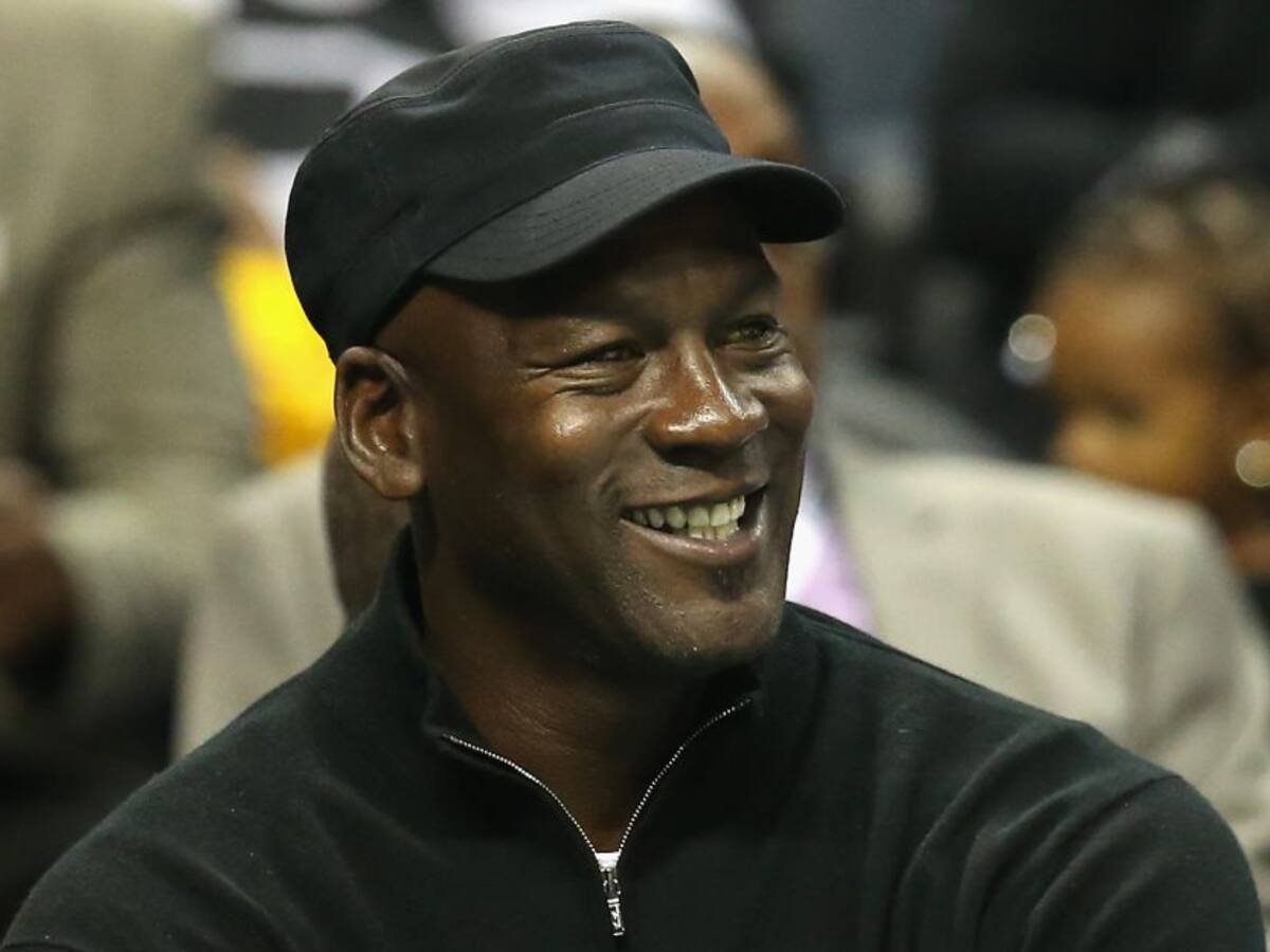 Subastan uniforme de Jordan en la universidad por 1,3 millones de dólares