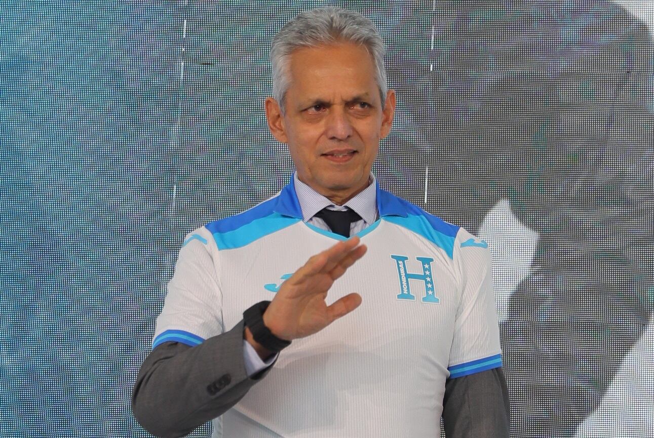 Reinaldo Rueda habla durante su presentación como técnico de la selección nacional de Honduras EFE/ Gustavo Amador