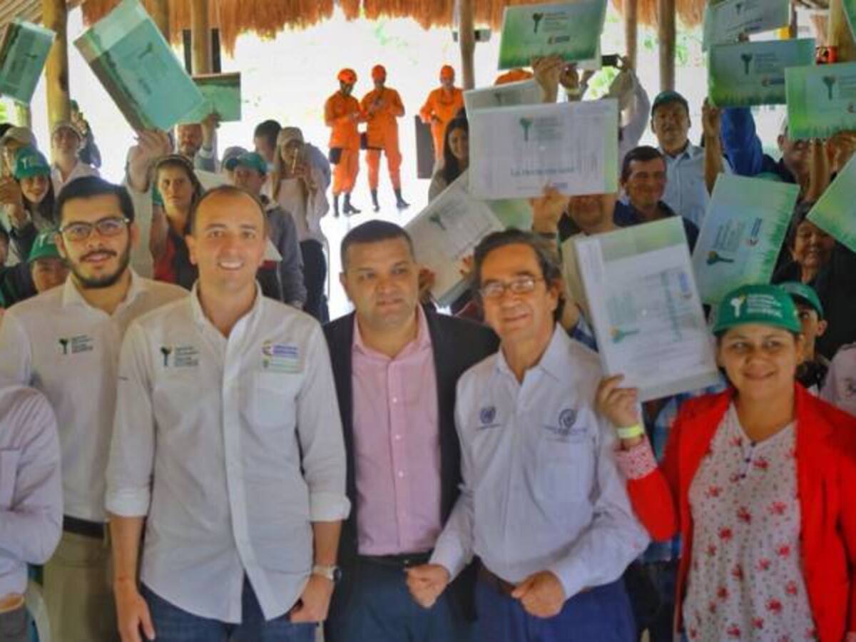 Entregan 62 títulos de predios a campesinos de Risaralda