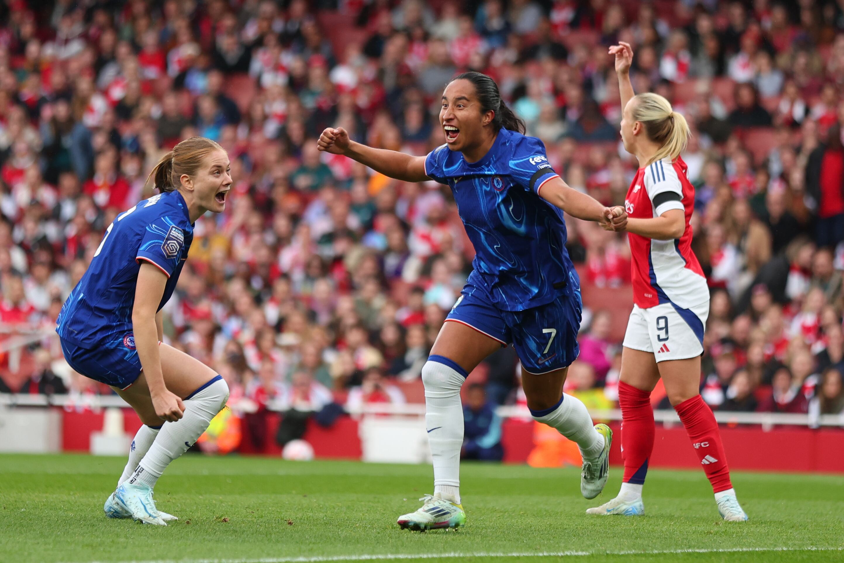 LONDON, ENGLAND - OCTOBER 12: Mayra Ramirez of Chelsea celebrates scoring the first goal  during the Barclays Women's Super League match between Arsenal and Chelsea at Emirates Stadium on October 12, 2024 in London, England. (Photo by Marc Atkins/Getty Images)