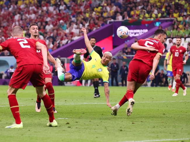 Richarlison en el momento que marcó su segundo gol ante Serbia (Photo by Alex Livesey - Danehouse/Getty Images)