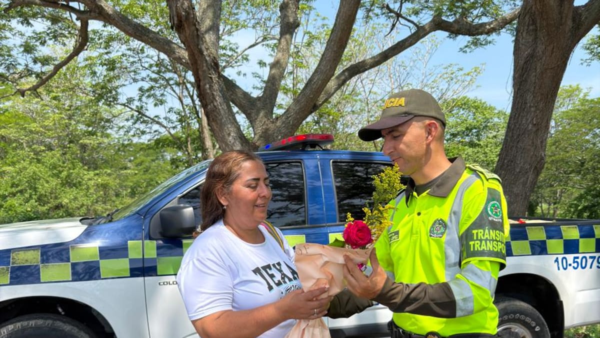 Policía de Bolívar sorprende a madres en las vías con flores y mensajes de prevención vial
