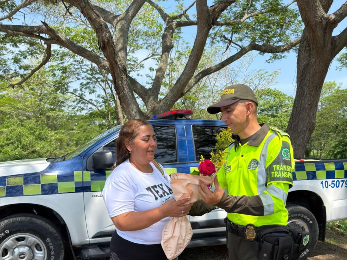 Policía de Bolívar sorprende a madres en las vías con flores y mensajes de prevención vial