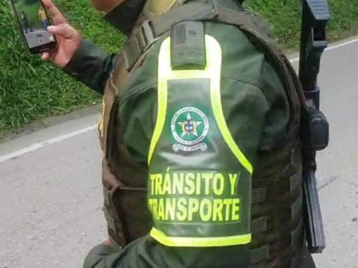 Denuncian que policías cobran a camioneros por usar la ruta alterna en Rosas