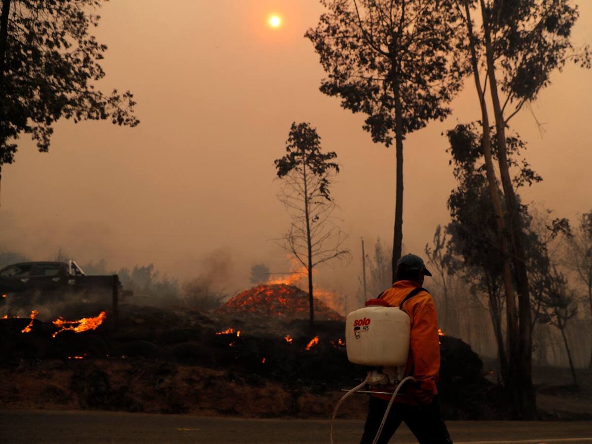 Cae helicóptero que combatía incendios en Chile y mueren sus dos ocupantes