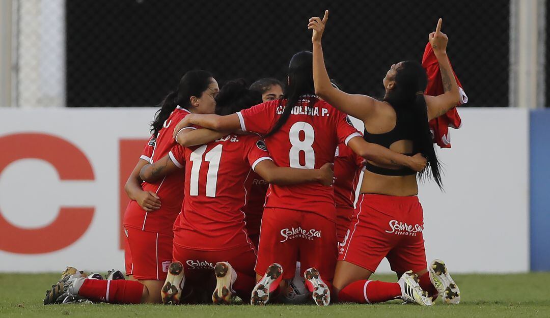 Las jugadoras del Américas festejan el gol de Joemar Guarecuco en tiempo de reposición para igualar el juego.
