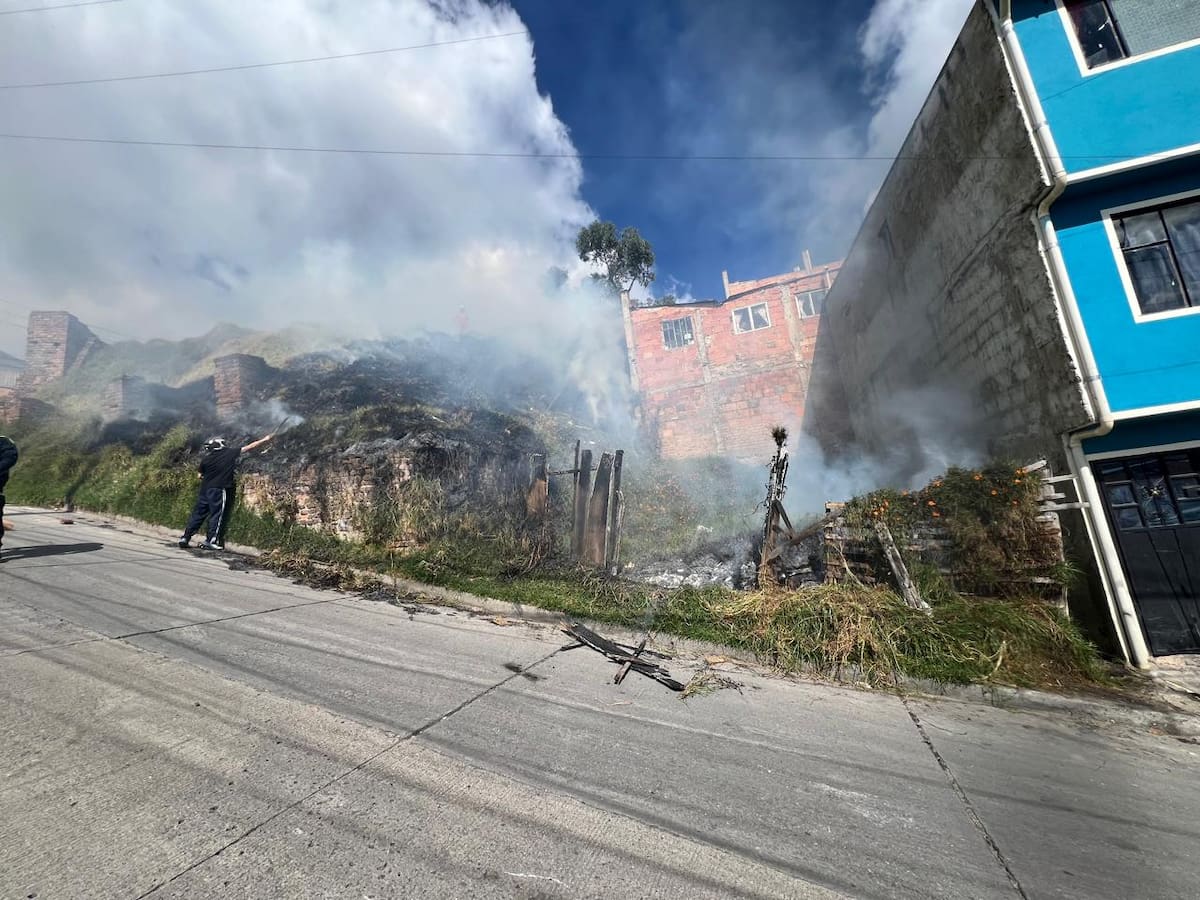 Autoridades investigan incendio en zona verde de San Cristóbal tras alerta de vecinos y cámaras