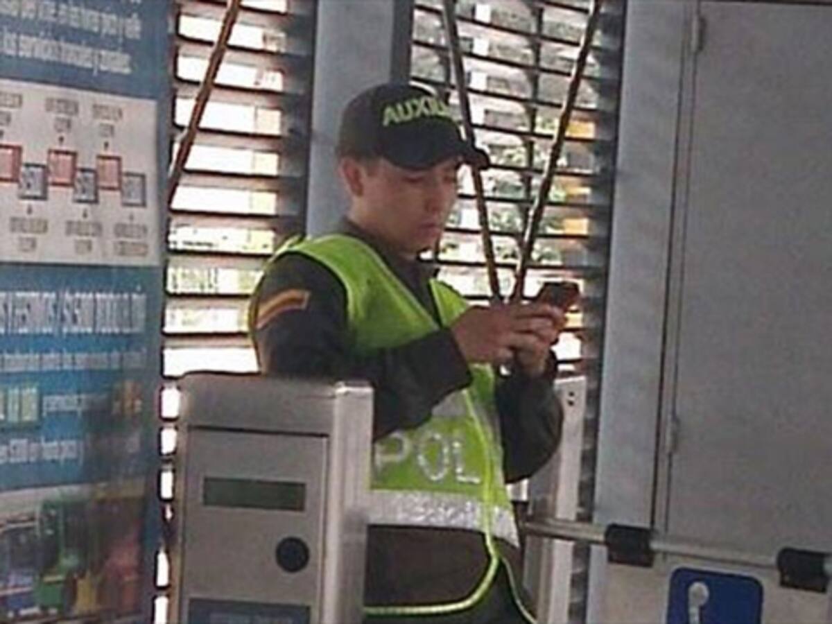 Policías y auxiliares de Transmilenio que ‘chateen’ serán sancionados