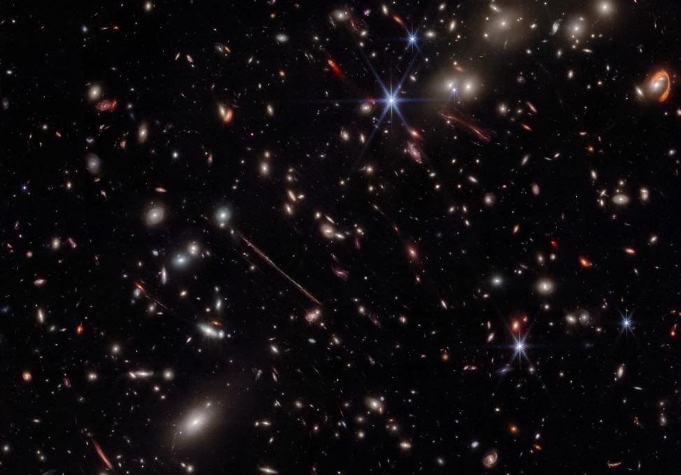 La imagen infrarroja de Webb del cúmulo de galaxias El Gordo revela cientos de galaxias, algunas nunca antes vistas con este nivel de detalle. El Gordo actúa como una lente gravitacional, distorsionando y magnificando la luz de galaxias de fondo distantes. Foto: NASA, ESA, CSA / Europa Press