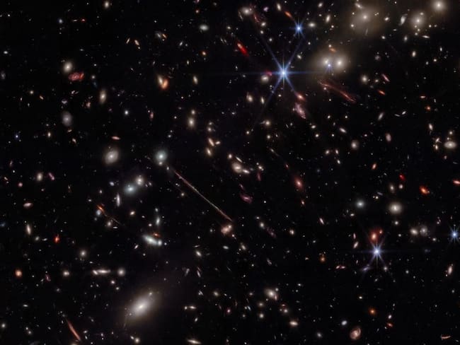 La imagen infrarroja de Webb del cúmulo de galaxias El Gordo revela cientos de galaxias, algunas nunca antes vistas con este nivel de detalle. El Gordo actúa como una lente gravitacional, distorsionando y magnificando la luz de galaxias de fondo distantes. Foto: NASA, ESA, CSA / Europa Press