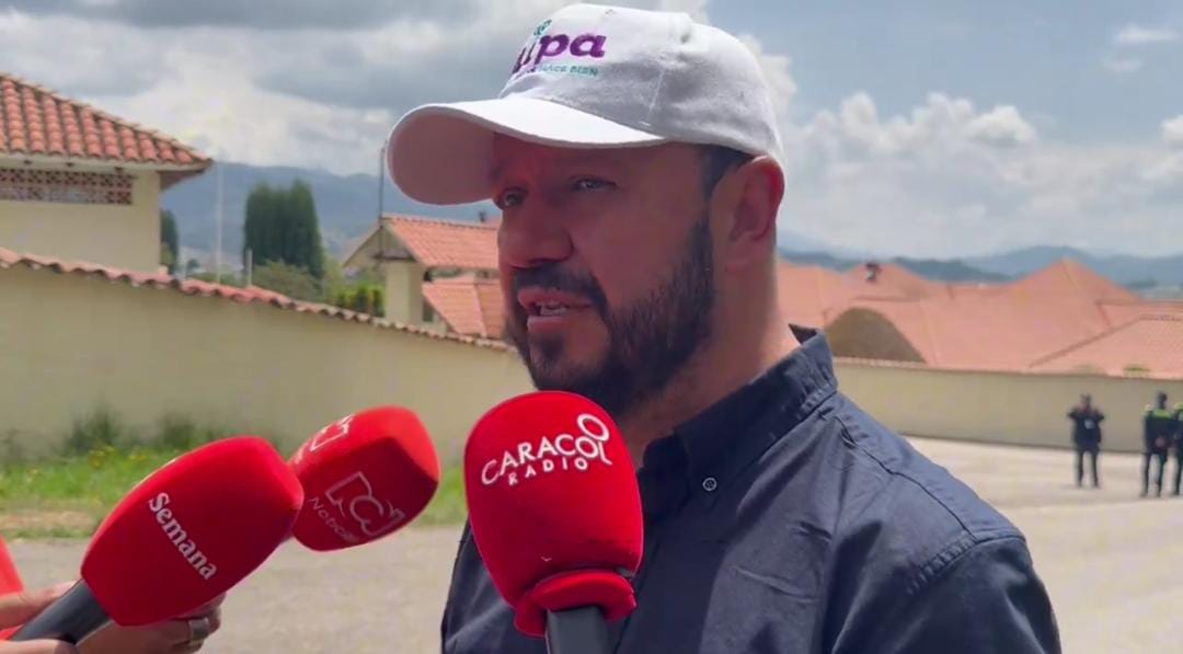 El alcalde de Paipa (Boyacá), Germán Ricardo Camacho, se reunió con el presidente Gustavo Petro por algunos minutos que aprovechó para hablar de algunos proyectos / Foto: Caracol Radio.